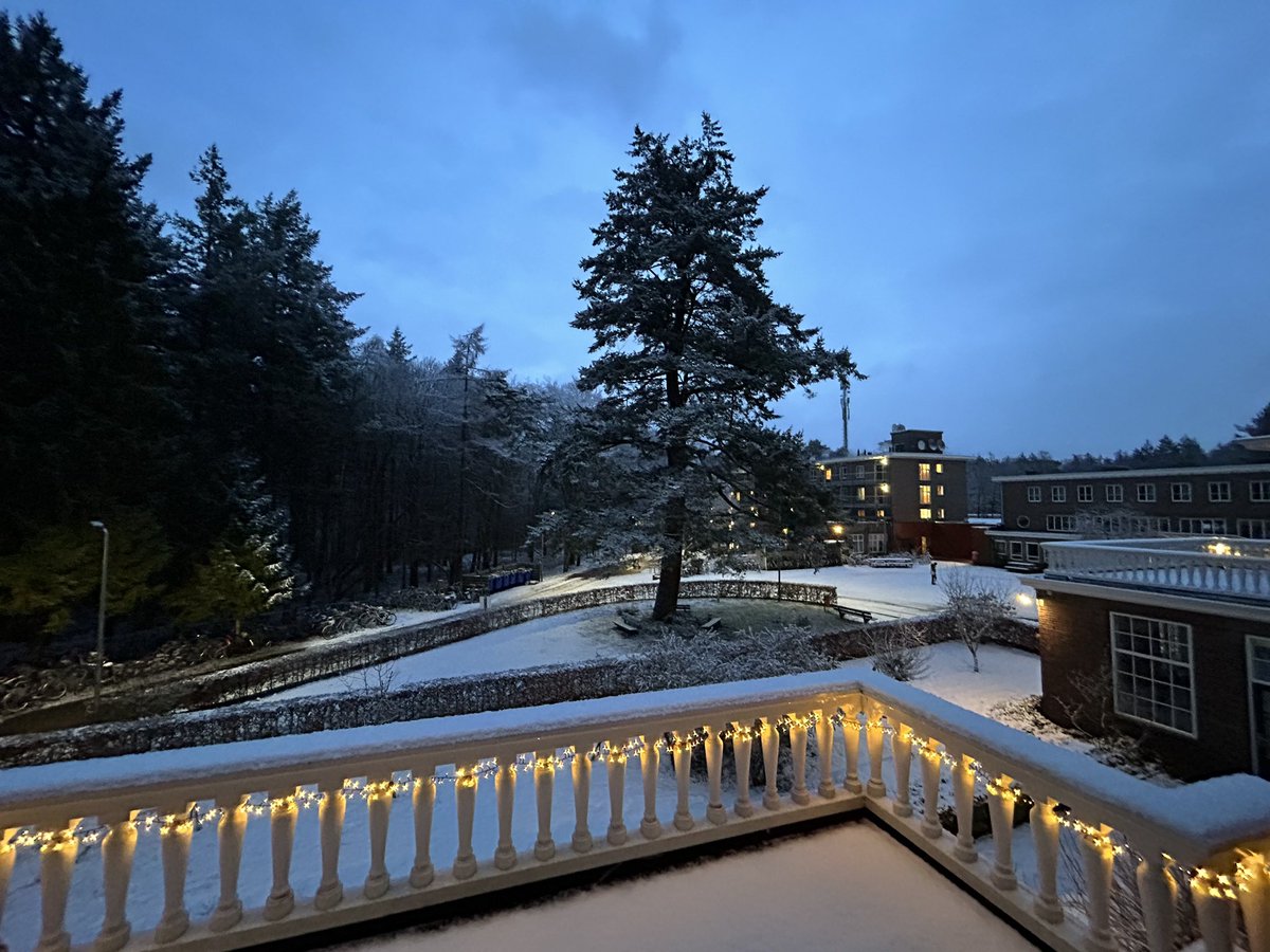 Goedemorgen!!!
#Azcleersum
#COA
#firsttimeiseesnow
#sneeuw