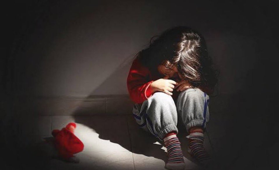 Hakkari'de 11 yaşındaki bir kız çocuğu, köyündeki 3 kişinin TECAVÜZÜNE uğradı!

1- Esra’yı “sana acil bir şey söylememiz lazım, akşam ahıra gel” diyerek kandırıyorlar.

2- Esra akşam ahıra gittiğinde Esra’yı kaçırıp şiddet uygulayıp, tecavüz ediyorlar.

3- Tecavüzcüler, tecavüz
