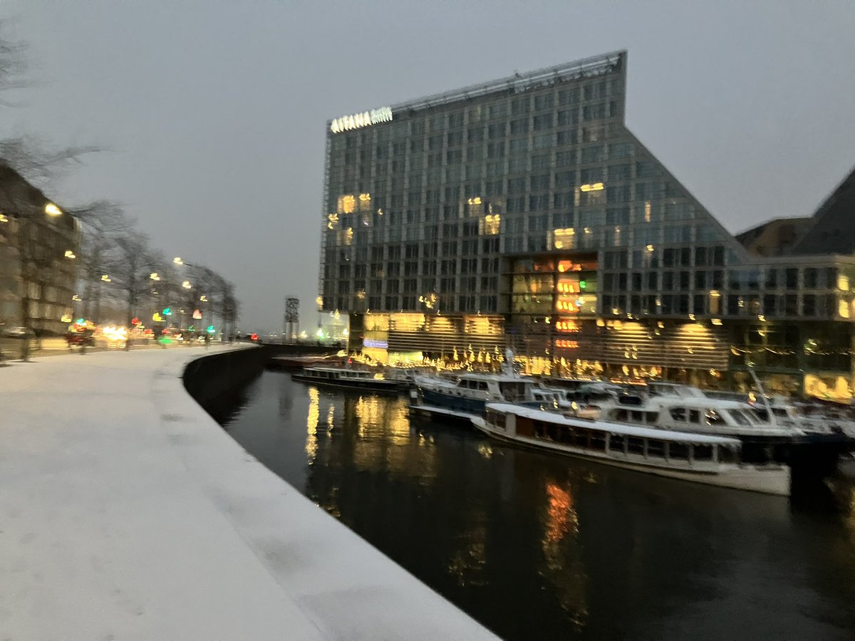 VivianeMeeren's tweet photo. #Aitana #Hotels #Amsterdam #AdamTower #Sneeuw #Snow #Centraal #Wandeling #WalktoWork https://t.co/D5kHtSWdRI