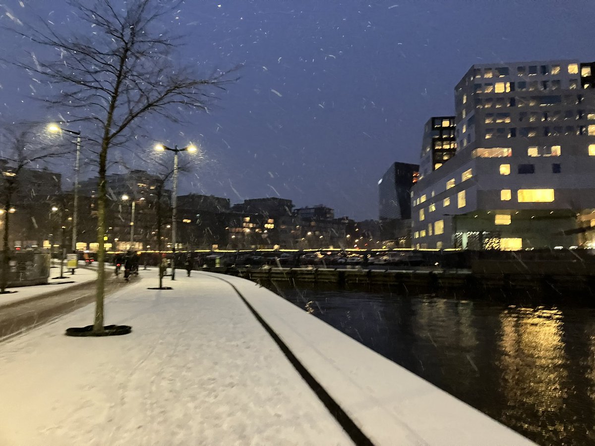 VivianeMeeren's tweet photo. #Aitana #Hotels #Amsterdam #AdamTower #Sneeuw #Snow #Centraal #Wandeling #WalktoWork https://t.co/D5kHtSWdRI