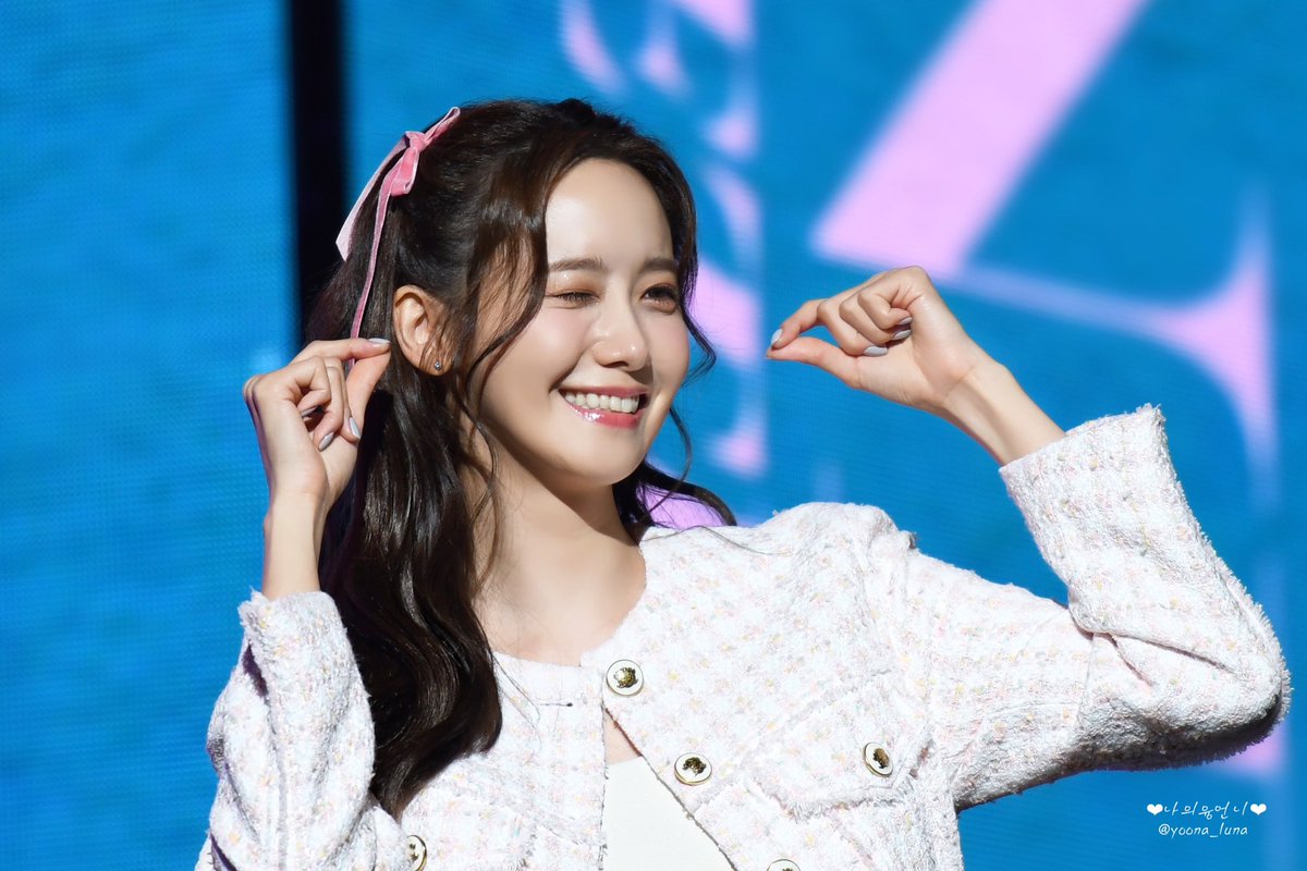 yoona_luna's tweet photo. 240106 팬미팅 YOONITE💓
#윤아 #yoona #소녀시대 #SNSD https://t.co/kxM0Gj1aca