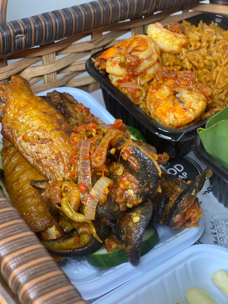 omotayoskitchen's tweet image. PREMIUM FOODBOX &amp;amp; FOOD TRAYS 💃💯
Would you love to gift someone special any of these packages?
Let&apos;s help you put a smile on their faces, while they enjoy the best meals ever💗🤍
Location: Lagos 
#pagesbydamicommerce 
#pagesbydamivisibilitydrive 
#flutterwavecommerce