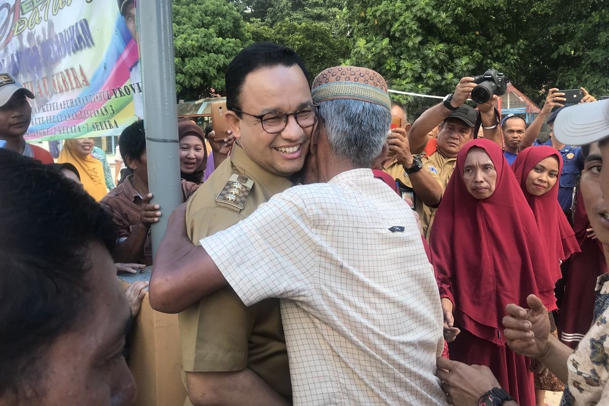 azvyae's tweet photo. Pulau Sebira adalah saksi dari gagasan Adil Makmur untuk Semua, dengan segala perubahannya yang dirasakan langsung oleh warga hingga seorang tokoh di Pulau Sebira bicara lantang di depan warganya:

“Kami ingin bapak Anies datang lagi ke sini." 

"Namun sebagai presiden.”
