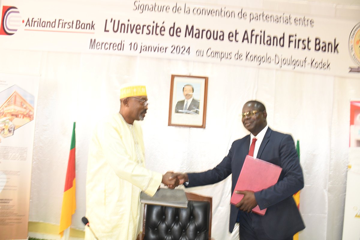 Af_First_Bank's tweet photo. 𝗔𝗳𝗿𝗶𝗹𝗮𝗻𝗱 𝗙𝗶𝗿𝘀𝘁 𝗕𝗮𝗻𝗸 𝗲𝘁 𝗹’𝘂𝗻𝗶𝘃𝗲𝗿𝘀𝗶𝘁𝗲́ 𝗱𝗲 𝗠𝗮𝗿𝗼𝘂𝗮 𝘀𝗶𝗴𝗻𝗲𝗻𝘁 𝘂𝗻 𝗮𝗰𝗰𝗼𝗿𝗱 𝗽𝗼𝘂𝗿 𝗽𝗿𝗼𝗺𝗼𝘂𝘃𝗼𝗶𝗿 𝗹’𝗶𝗻𝗰𝗹𝘂𝘀𝗶𝗼𝗻 𝗳𝗶𝗻𝗮𝗻𝗰𝗶𝗲̀𝗿𝗲.
La First Bank et l’Université de Maroua ont procédé à la signature https://t.co/cYXMKfbJG2