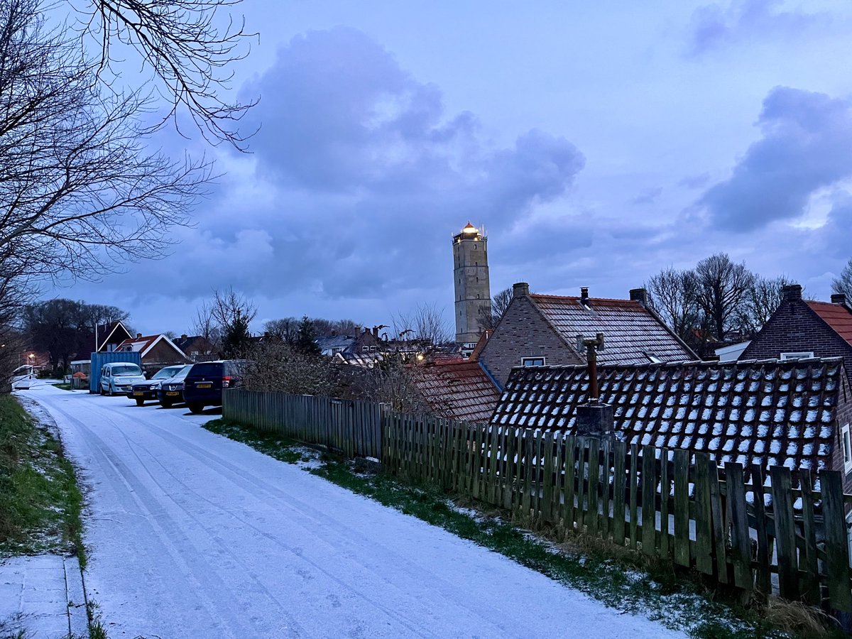 In het hele land met uitzondering van de Waddeneilanden code geel wegens gladheid. Denk dat deze info niet geheel correct is, zeker voor Terschelling.