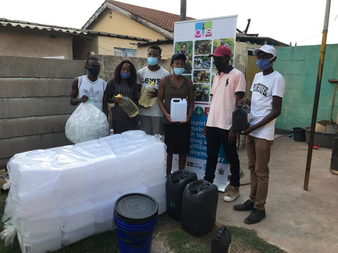 TafadzwaMuzira2's tweet photo. #2020Reflections I contributed positively during Covid-19 pandemic in my community where I contributed in fighting Covid-19 pandemic in 2020 through my social entrepreneurship Sanitizer Production project thru the support from SNV Covid-19 Response Grant award under #OYE project. https://t.co/YdY8t2tfgl