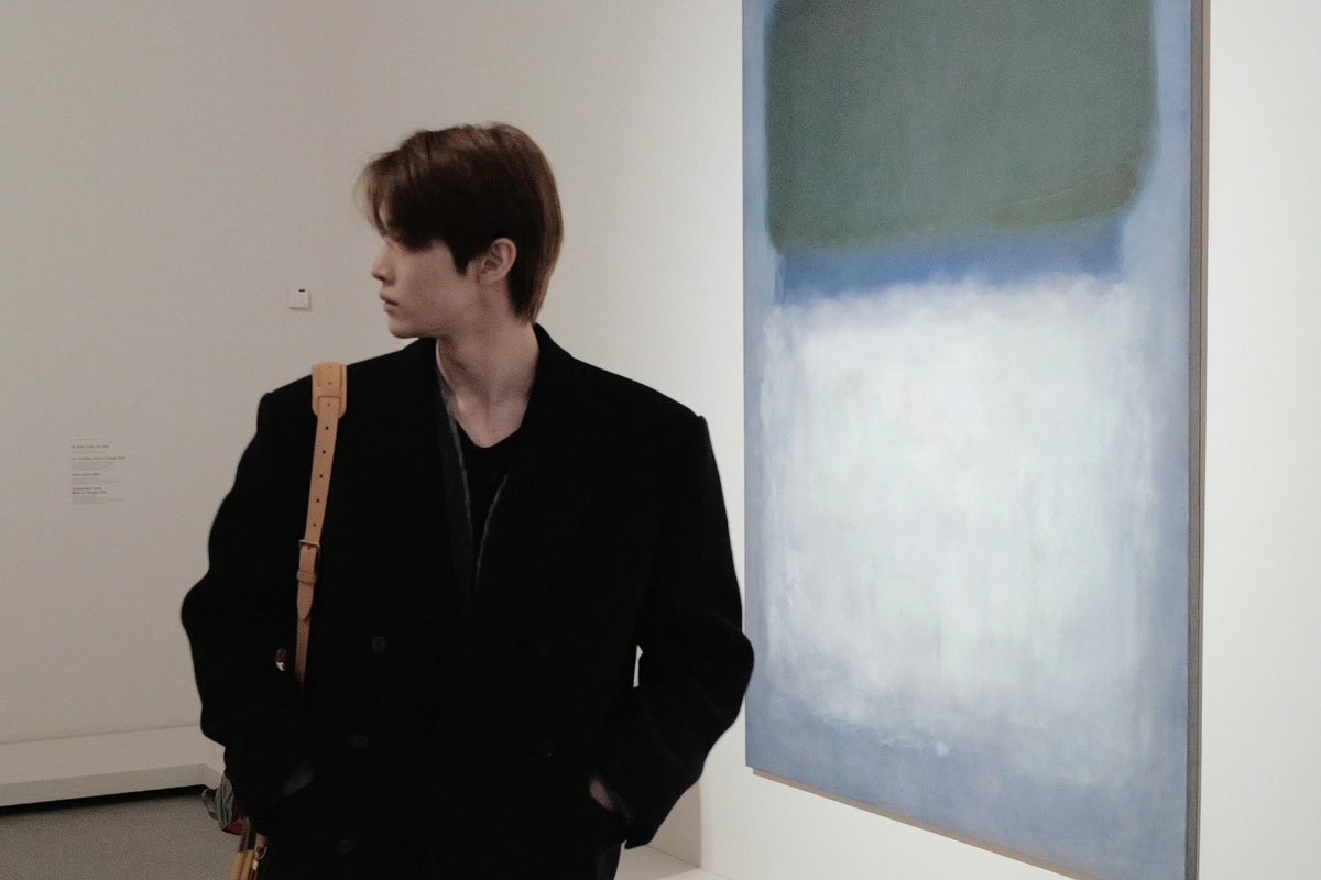 mepuppieyou's tweet photo. ซองชานมาอัพรูปที่ปารีสให้แล้ว พี่พระเอกเค้าซื้อไลก้ามาถ่ายให้เราดูเลยอะจิ หล่อมากก ㅠㅠㅠㅠㅠㅠㅠ https://t.co/DHNSpKSwQg