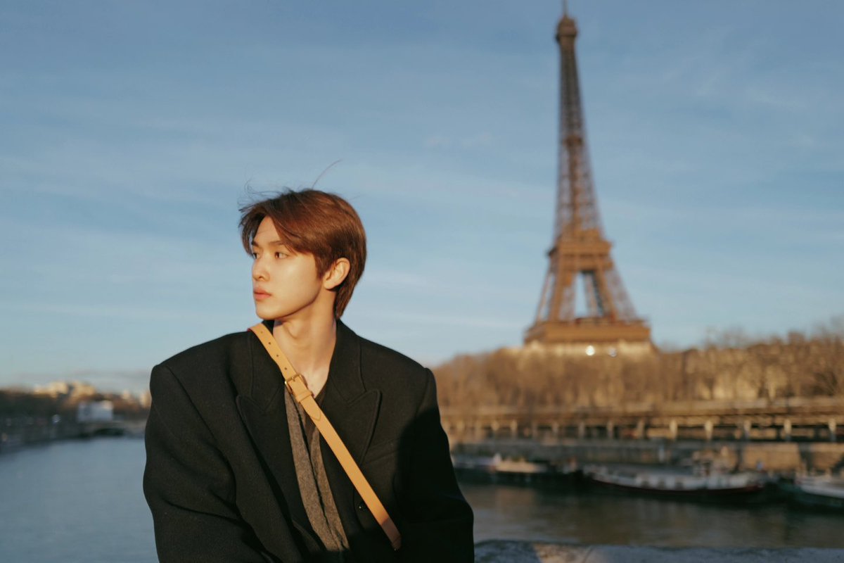 mepuppieyou's tweet photo. ซองชานมาอัพรูปที่ปารีสให้แล้ว พี่พระเอกเค้าซื้อไลก้ามาถ่ายให้เราดูเลยอะจิ หล่อมากก ㅠㅠㅠㅠㅠㅠㅠ https://t.co/DHNSpKSwQg