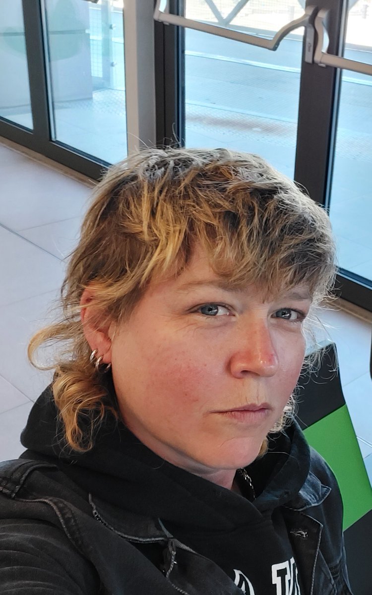 Obligātās literatūras jaunākajā sērijā - Ambikas Tompson un Annas Heceres dzejoļi Ingas Gailes, Elīnas Vendijas Rībenas un Madaras Gruntmanes atdzejojumos,  kā arī čellu dueta Razor Cunts mūzika. open.spotify.com/episode/7izCwy…