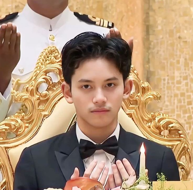 cyntaii's tweet photo. me: udhlah gaada yang ganteng lg selain prince mateen

also me: Duli Yang Teramat Mulia Paduka Seri Pengiran Muda ' Abdul Wakeel Ibni Kebawah Duli Yang Maha Mulia Paduka Seri Baginda Sultan Haji Hassanal Bolkiah Muizzaddin Waddaulah 😍😍😍😍 https://t.co/Pkw2wlBfrO