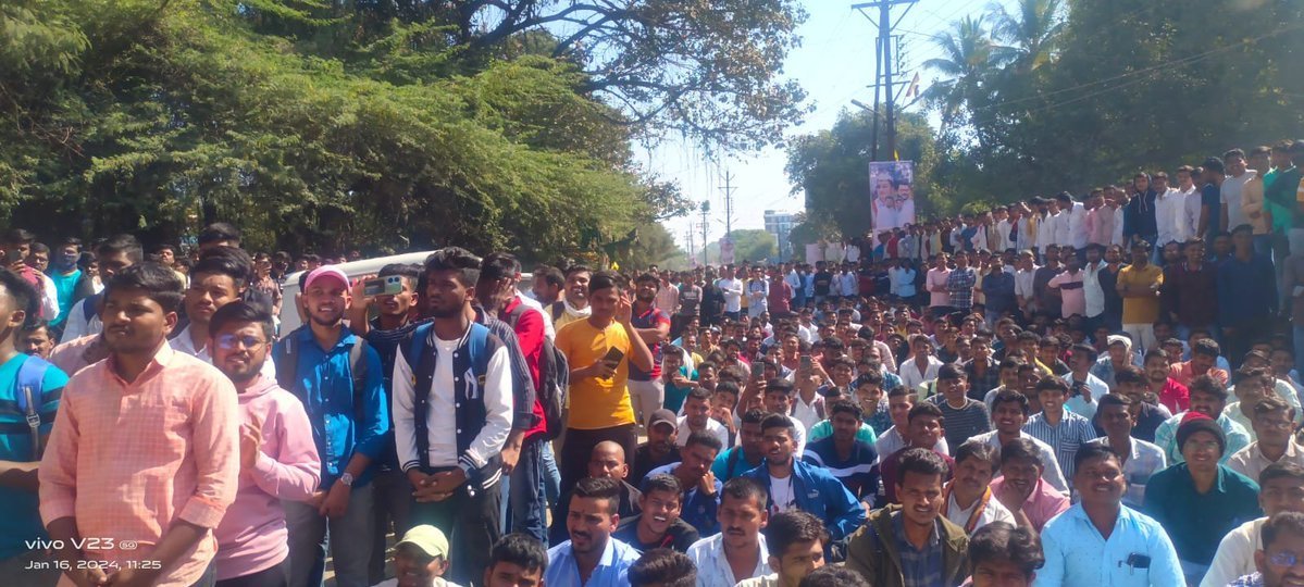 Mpsc_Andolan's tweet photo. स्पर्धा परीक्षा समन्वय समिती आणि समस्त स्पर्धा परीक्षा विद्यार्थांनी आजपासून बीड मधून राज्यव्यापी आंदोलनाला सुरुवात केली. #तलाठी_भरती_रद्द करावी, SIT चौकशी, पोलीस भरती जाहिरात अशा प्रमुख मागण्या आहेत.

महसूल मंत्र्यांना आणि सरकारला आमचा इशारा आहे, तलाठी भरती रद्द करण्याचा तत्काळ निर्णय जाहीर करावा अन्यथा येत्या काळात प्रत्येक जिल्ह्यात आम्हाला तीव्र आंदोलन छेडावे लागेल.

@RVikhePatil @maharevenue @Dev_Fadnavis @RRPSpeaks @VijayWadettiwar @iambadasdanve @AjitPawarSpeaks @rajushetti @Prksh_Ambedkar @CMOMaharashtra @AUThackeray @girishkuber @TulsidasBhoite @BJP4Maharashtra @rautsanjay61 @NCPspeaks @supriya_sule @SVW790 @PatilKailasB @KunalNitinRaut @IYCMaha @mataonline @rajuparulekar .