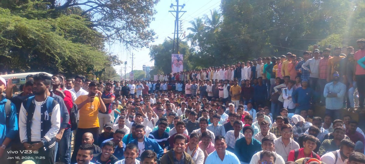 Mpsc_Andolan's tweet photo. स्पर्धा परीक्षा समन्वय समिती आणि समस्त स्पर्धा परीक्षा विद्यार्थांनी आजपासून बीड मधून राज्यव्यापी आंदोलनाला सुरुवात केली. #तलाठी_भरती_रद्द करावी, SIT चौकशी, पोलीस भरती जाहिरात अशा प्रमुख मागण्या आहेत.

महसूल मंत्र्यांना आणि सरकारला आमचा इशारा आहे, तलाठी भरती रद्द करण्याचा तत्काळ निर्णय जाहीर करावा अन्यथा येत्या काळात प्रत्येक जिल्ह्यात आम्हाला तीव्र आंदोलन छेडावे लागेल.

@RVikhePatil @maharevenue @Dev_Fadnavis @RRPSpeaks @VijayWadettiwar @iambadasdanve @AjitPawarSpeaks @rajushetti @Prksh_Ambedkar @CMOMaharashtra @AUThackeray @girishkuber @TulsidasBhoite @BJP4Maharashtra @rautsanjay61 @NCPspeaks @supriya_sule @SVW790 @PatilKailasB @KunalNitinRaut @IYCMaha @mataonline @rajuparulekar .