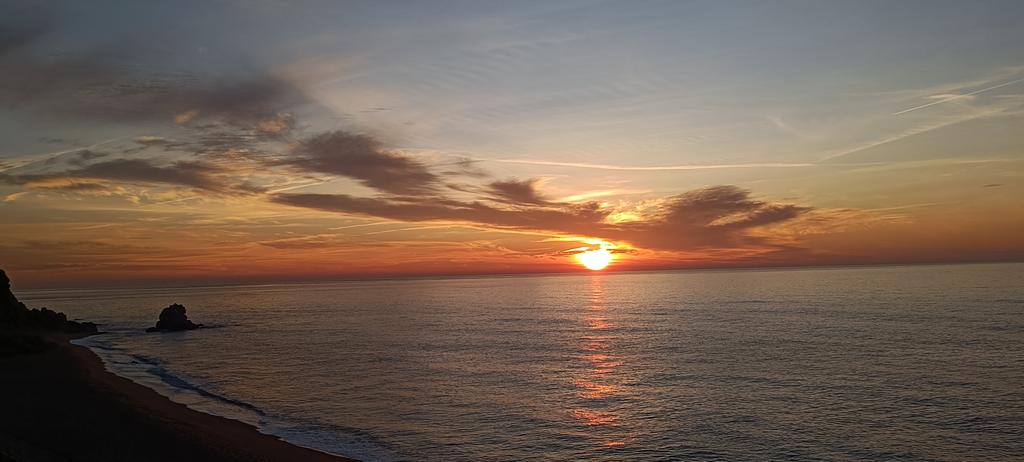 esala228's tweet photo. @SoniaPapell Bon dia, sortida de sol a Calella (Maresme) https://t.co/p0TItWK9U3