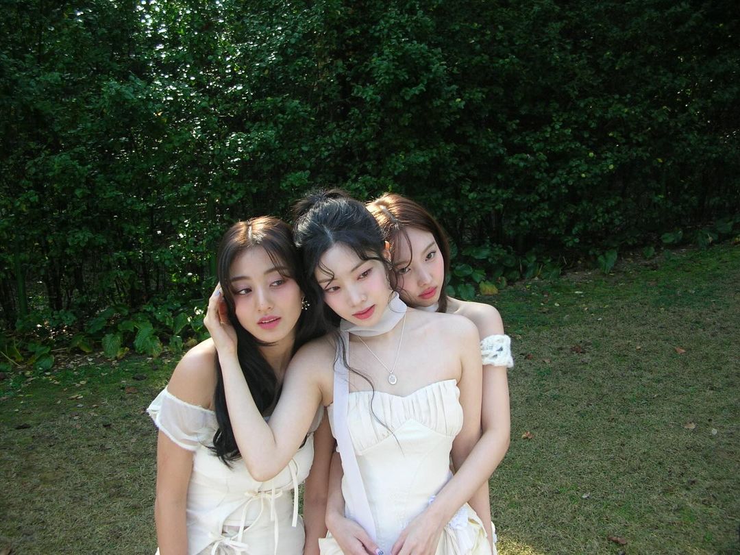 twicebot_'s tweet photo. 240116 nayeonyny update [5P]: https://t.co/vzIIw7HopK

🪽🍃2024.02.02 🍃🪽

#TWICE #트와이스 #NAYEON #나연 https://t.co/pP7EJkMRM4