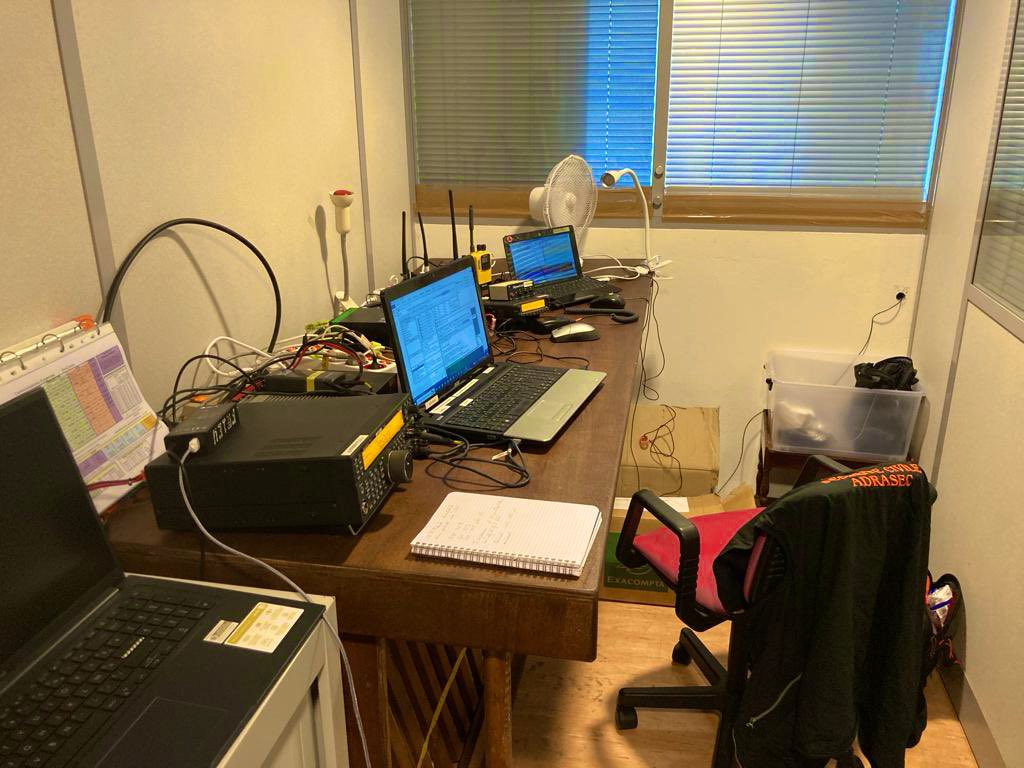 Depuis 48 heures, les bénévoles de l’#adrasec974 sont en veille permanente en cellule de crise avec <a href="/Prefet974/">Préfet de La Réunion</a> pour maintenir les transmissions de secours sur l’Ile de la Réunion et avec la métropole
#SecCivNum <a href="/SecCivileFrance/">Sécurité Civile</a> #radioamateur #aasc