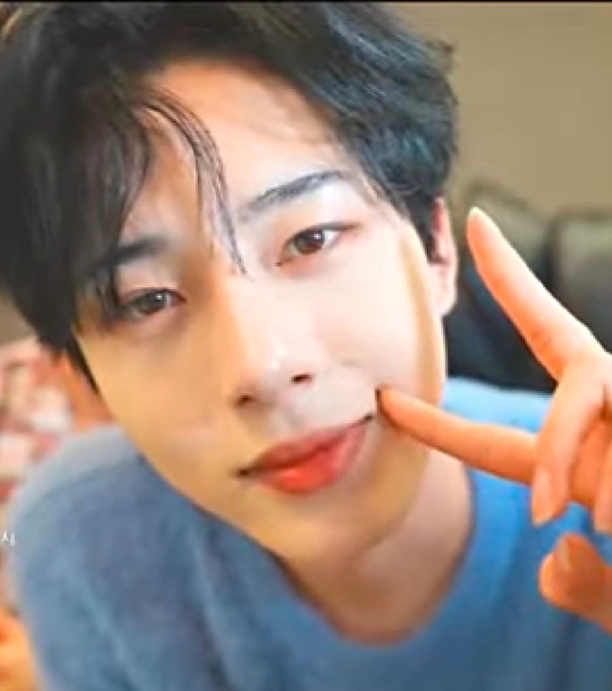 Mhixeako's tweet photo. This pretty handsome baby really captured my heart. I cant stop looking at you #JUNGHYUN   You are so adorable as always #KONANHIHI #KOHI_LADY #KOHI😘😊🥰   #Beomings https://t.co/5mFW5eHBo5