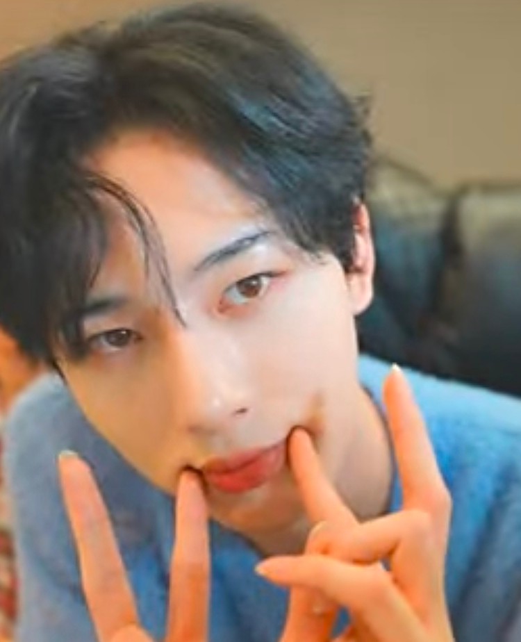 Mhixeako's tweet photo. This pretty handsome baby really captured my heart. I cant stop looking at you #JUNGHYUN   You are so adorable as always #KONANHIHI #KOHI_LADY #KOHI😘😊🥰   #Beomings https://t.co/5mFW5eHBo5