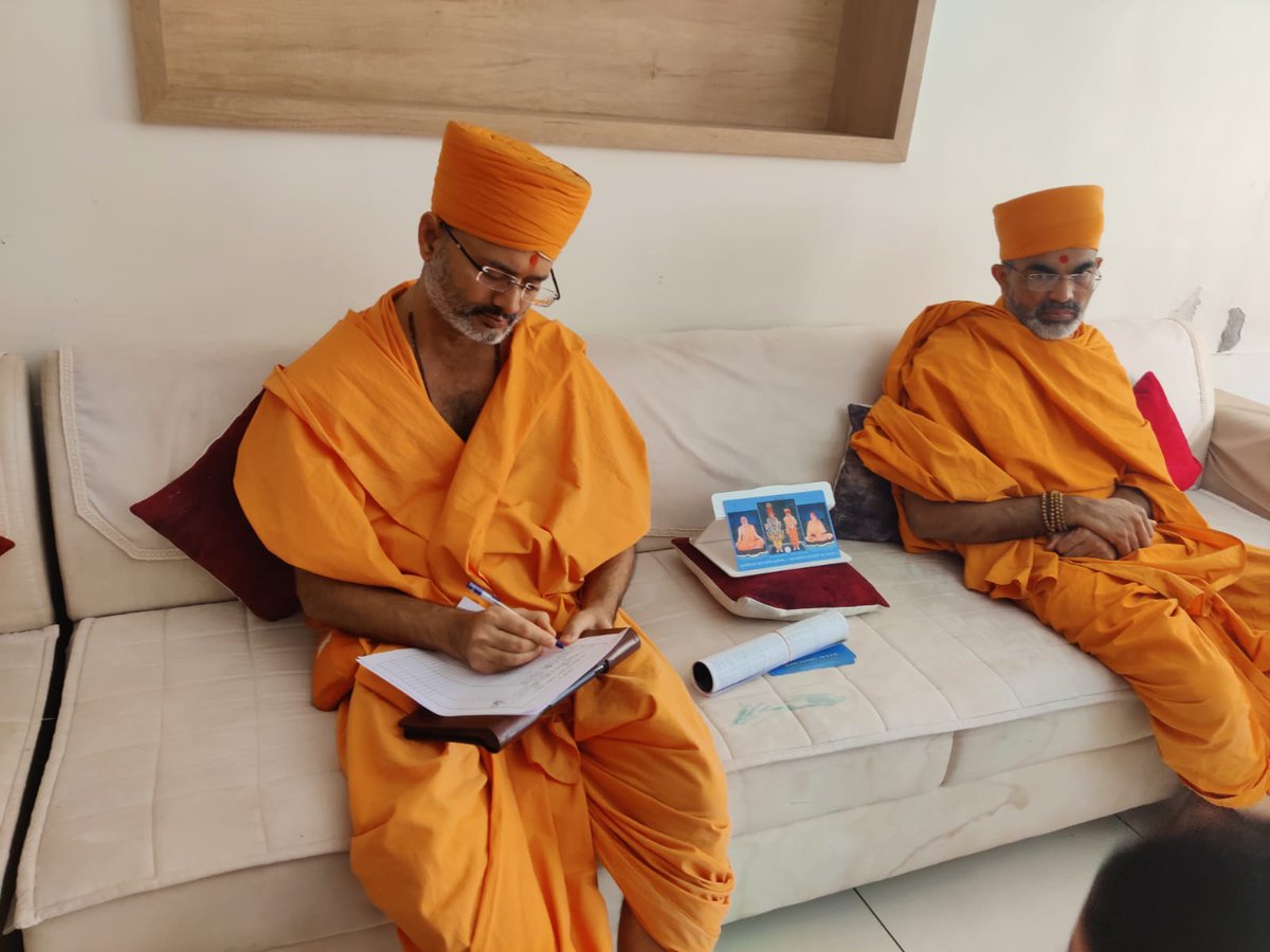 BAPS Swaminarayan Sanstha
Swamiji signing Yamunaji Sudhikaran Adhiyan. They were very happy that Vaishnavs are working hard for good cause.
Shree Yamunaji Jal Suddhikarna Abhiyan   2023-2024
#ysa #saveyamuna #Yamunashuddhi #pollutedyamuna #yamunariver #yamunabachao