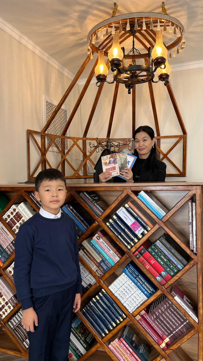 FKeskin06's tweet image. Kitaplarımız Kazakistan’ın Türkistan şehrindeki en büyük kütüphane olan Farab Kütüphanesinin Türkistan Pazarı’nda açtığı yeni şubede de okuyucularla buluşacak.

#GökTürkler
#DîldenDile
#ŞairinÖlümü