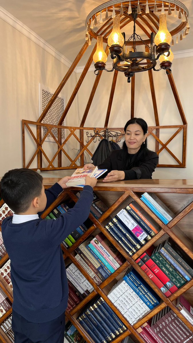 FKeskin06's tweet image. Kitaplarımız Kazakistan’ın Türkistan şehrindeki en büyük kütüphane olan Farab Kütüphanesinin Türkistan Pazarı’nda açtığı yeni şubede de okuyucularla buluşacak.

#GökTürkler
#DîldenDile
#ŞairinÖlümü