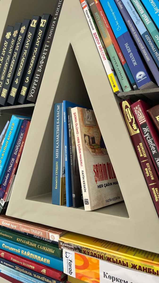 FKeskin06's tweet image. Kitaplarımız Kazakistan’ın Türkistan şehrindeki en büyük kütüphane olan Farab Kütüphanesinin Türkistan Pazarı’nda açtığı yeni şubede de okuyucularla buluşacak.

#GökTürkler
#DîldenDile
#ŞairinÖlümü