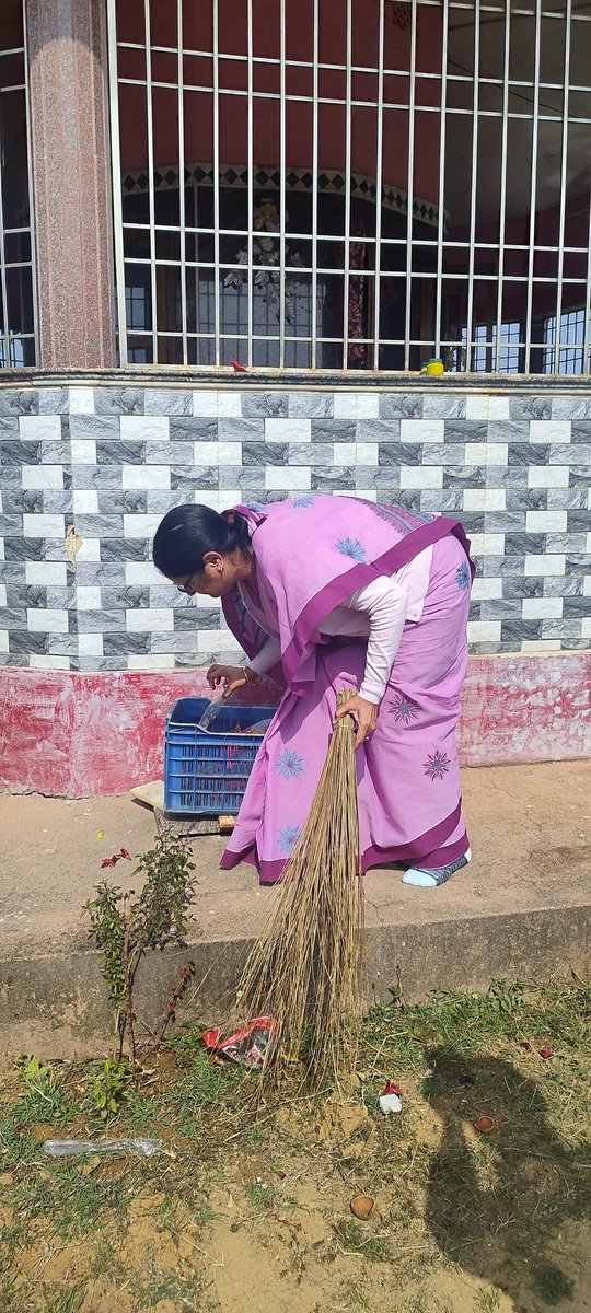 जयनगर प्रखण्ड के रूपायडीह,मधवाटांड़ (जिला - कोडरमा) स्थित राधा - कृष्ण मंदिर की सफाई की.
प्रभु श्रीराम के अयोध्या धाम पुनरागमन के निमित्त पीएम श्री <a href="/narendramodi/">Narendra Modi</a> जी के आह्वान पर देश भर में देवालयों और तीर्थस्थलों की सफाई का अभियान चल रहा है.
इस पुनीत अभियान में मेरा योगदान.