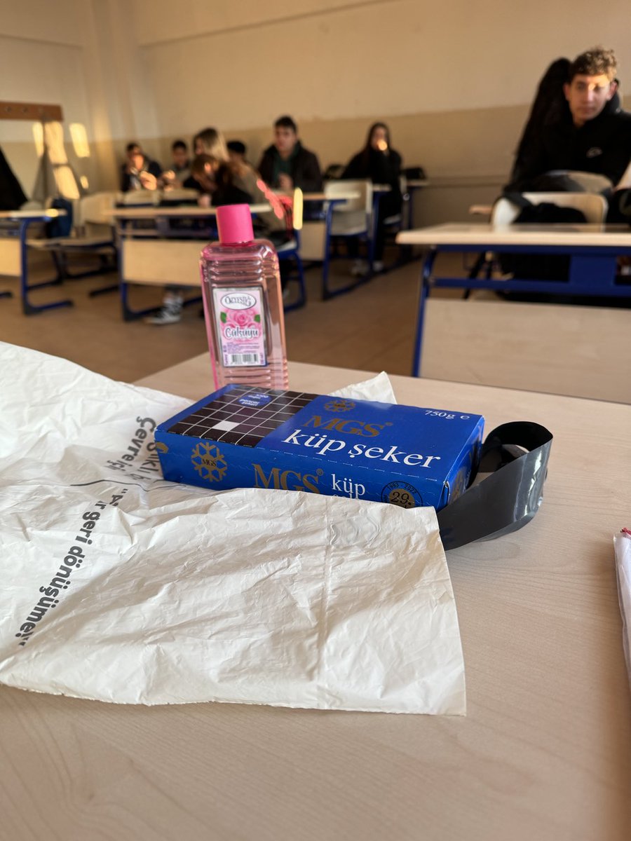 Güzel Annemi sonsuzluğa uğurladık.
Bugün okula geldim. Öğrencim gül suyu ile şeker getirmiş…🙏😍 Ne güzel öğrencilerim var!..❤️