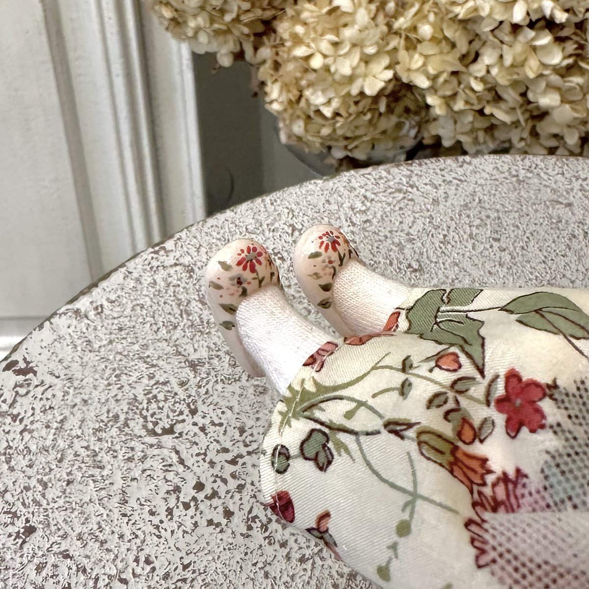 Angenannan's tweet photo. #1日1作品

リバティ生地のワンピースに合わせて
オリジナルのミニチュア靴を作りました👠
リバティ生地の柄をイメージしてデザインしたお花の柄は手描きです🖌

1/6~1/8ドールサイズがあります。 https://t.co/d2DTCXs7JC