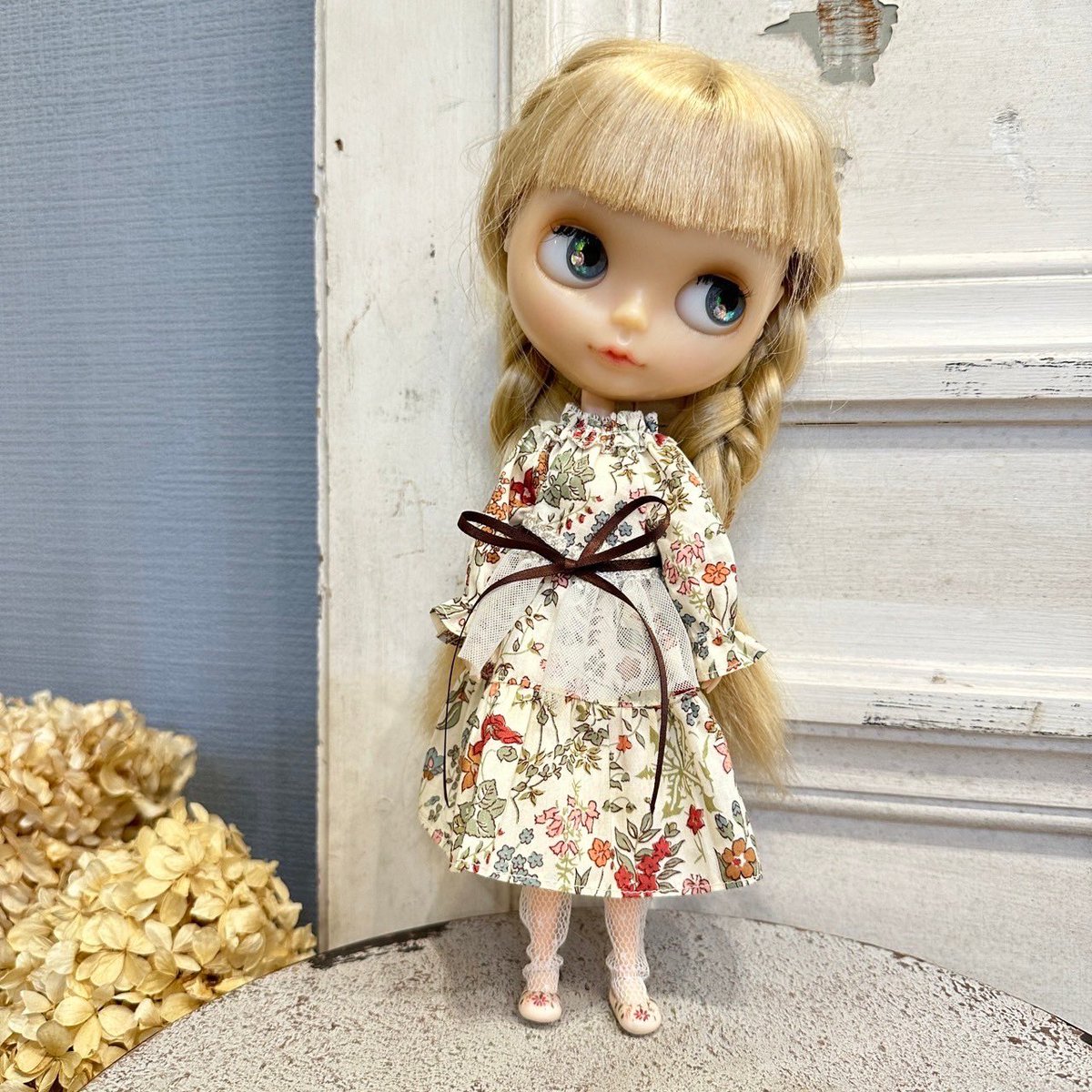 Angenannan's tweet photo. #1日1作品

リバティ生地のワンピースに合わせて
オリジナルのミニチュア靴を作りました👠
リバティ生地の柄をイメージしてデザインしたお花の柄は手描きです🖌

1/6~1/8ドールサイズがあります。 https://t.co/d2DTCXs7JC