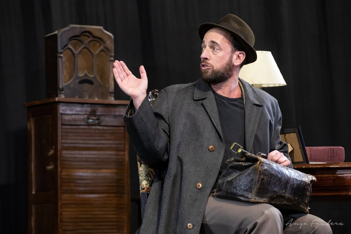 salacabanyes's tweet photo. 🎭 Són personatges o són actors? On és la línia entre la realitat i el teatre, si és que n'hi ha?

🎯 A partir del 3 de febrer, vine a veure "L'art de la comèdia" a la Sala Cabanyes

🎟 Reserva ja les teves entrades 👇
https://t.co/JLDBM0pcfH

📸 @bautadivori
#ArtComèdia_Sala https://t.co/NI7fgfhwGI