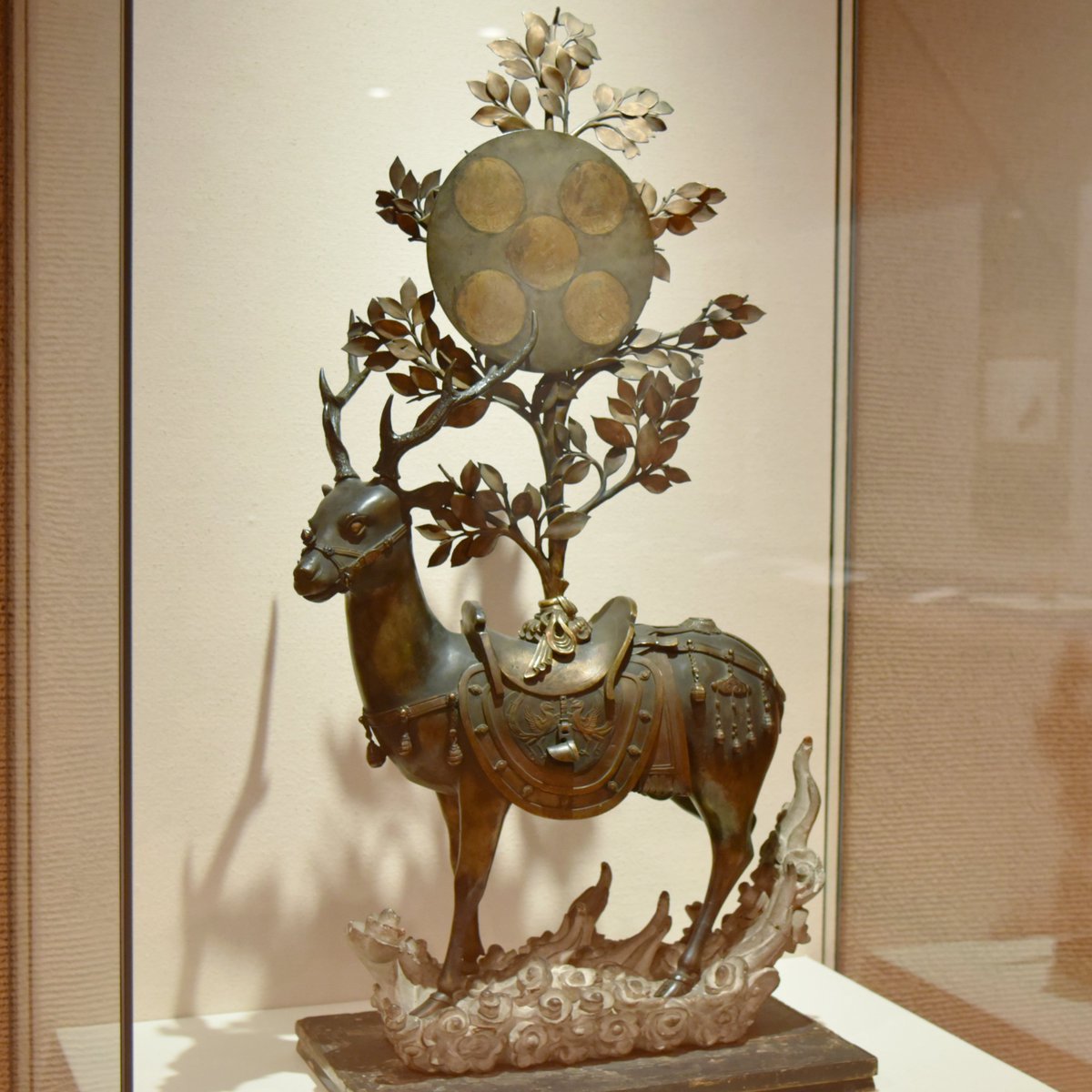 当館のシンボル的存在《金銅春日神鹿御正体》は春日の神の出現という