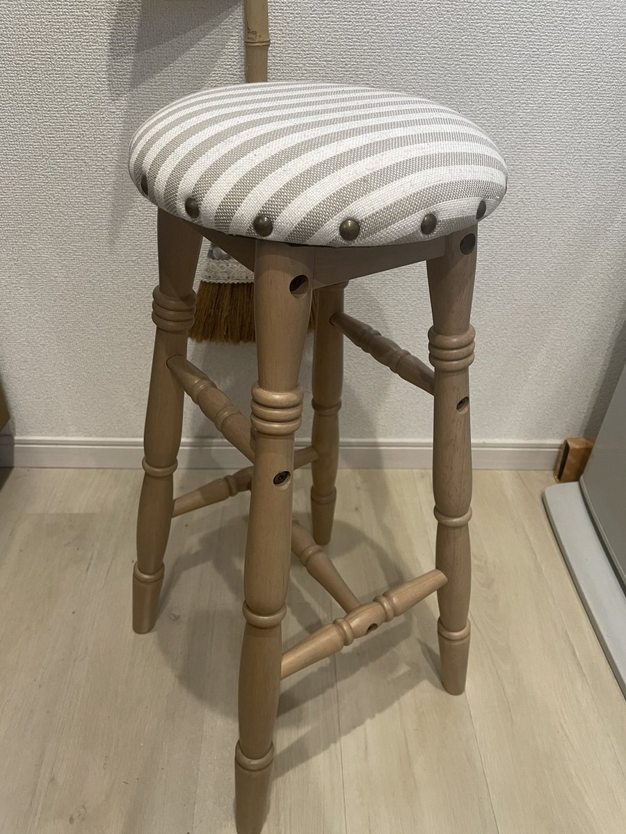 noah20091121's tweet photo. キッチンに
シャビーシックなスツールが仲間入り
組み立て式だったけど、
簡単に組み立て出来ました🎵
キッチンでの気分が少し上がりそうです
#キッチンスツール
#シャビーシック
#calet
#アンティーク https://t.co/69jXEvDNZf