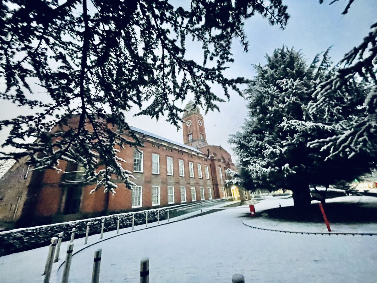 TomWRoss's tweet image. Good morning from a snowy @TraffordCouncil Town Hall ❄️ #uksnow