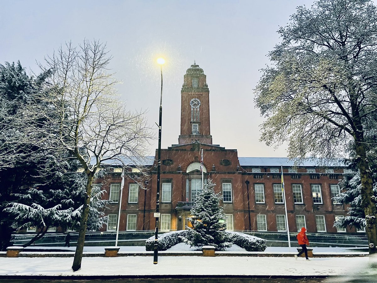 TomWRoss's tweet image. Good morning from a snowy @TraffordCouncil Town Hall ❄️ #uksnow