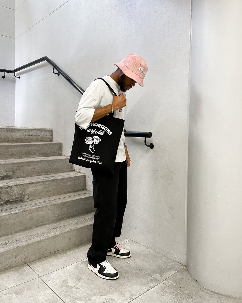 beerapzsa's tweet photo. A touch of pink to make the fit 🤌🏽 #fashion #Mensfashion https://t.co/Zc4HJk0itn