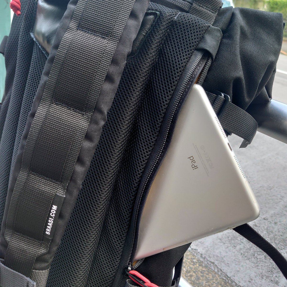 viztokyo's tweet image. 【V-STORE】
人気のバッグブランド“BSAASI”より定番 #WICKER が少量再入荷！

デザイン性は勿論、機能面も◎で日用使いからお仕事やレジャーまで様々なシーンで活躍するアイテム。
探していた方は是非お早めに！

《WICKER》
v-store.jp/product/2942

#braasi