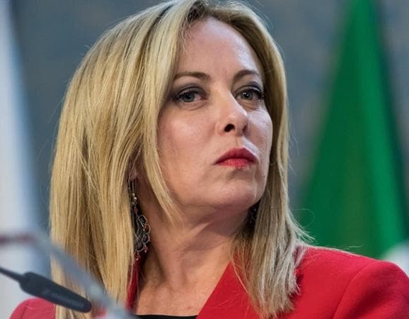 leo_cecchi91's tweet photo. Presidente perdoni il ritardo, ma volevo farle gli auguri di buon compleanno.

Però volevo anche chiederle una cosa con estrema sincerità.

Lei o qualcuno del suo Governo sta provando un minimo di vergogna per aver alzato la soglia d'usura al 21% sulla TAEG per la cessione del quinto ai pensionati entro i 15mila euro?

21%, Presidente. Su pensionati che che se arrivano a chiedere un prestito di 15mila euro vuol dire che sono alla fame. Gente che se va bene si prende 800 euro di pensione. 

E pensi l'ironia: un risparmiatore medio, quando va bene, punta al 4% annuo se presta soldi allo Stato. 

Qui invece si autorizzano cravattari e strozzini ripuliti a mangiare fino al 21% sul quinto di pensionati. 

Buon compleanno Presidente Meloni.