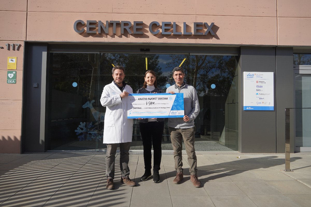VHIO's tweet photo. 💙 ¡Gracias @KALEIDOLogistic! Por vuestro compromiso en la investigación del sarcoma que se realiza en VHIO.
La donación se destinará al proyecto #SarcModel del Grupo de Investigación Traslacional en Sarcomas.
➡️ https://t.co/Y7tROW2Fpb https://t.co/iCiaP0Js63