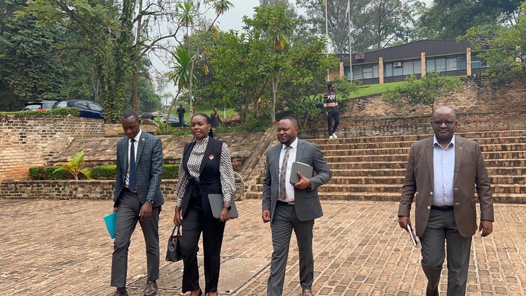 TheCampusRw's tweet photo. The administration of the @Uni_Rwanda has confirmed that it will not provide laptops to the sponsored students studying in the final years during the ongoing program of laptop distribution. 
https://t.co/YCF9DkrJPS https://t.co/p2Wpnx9I6h