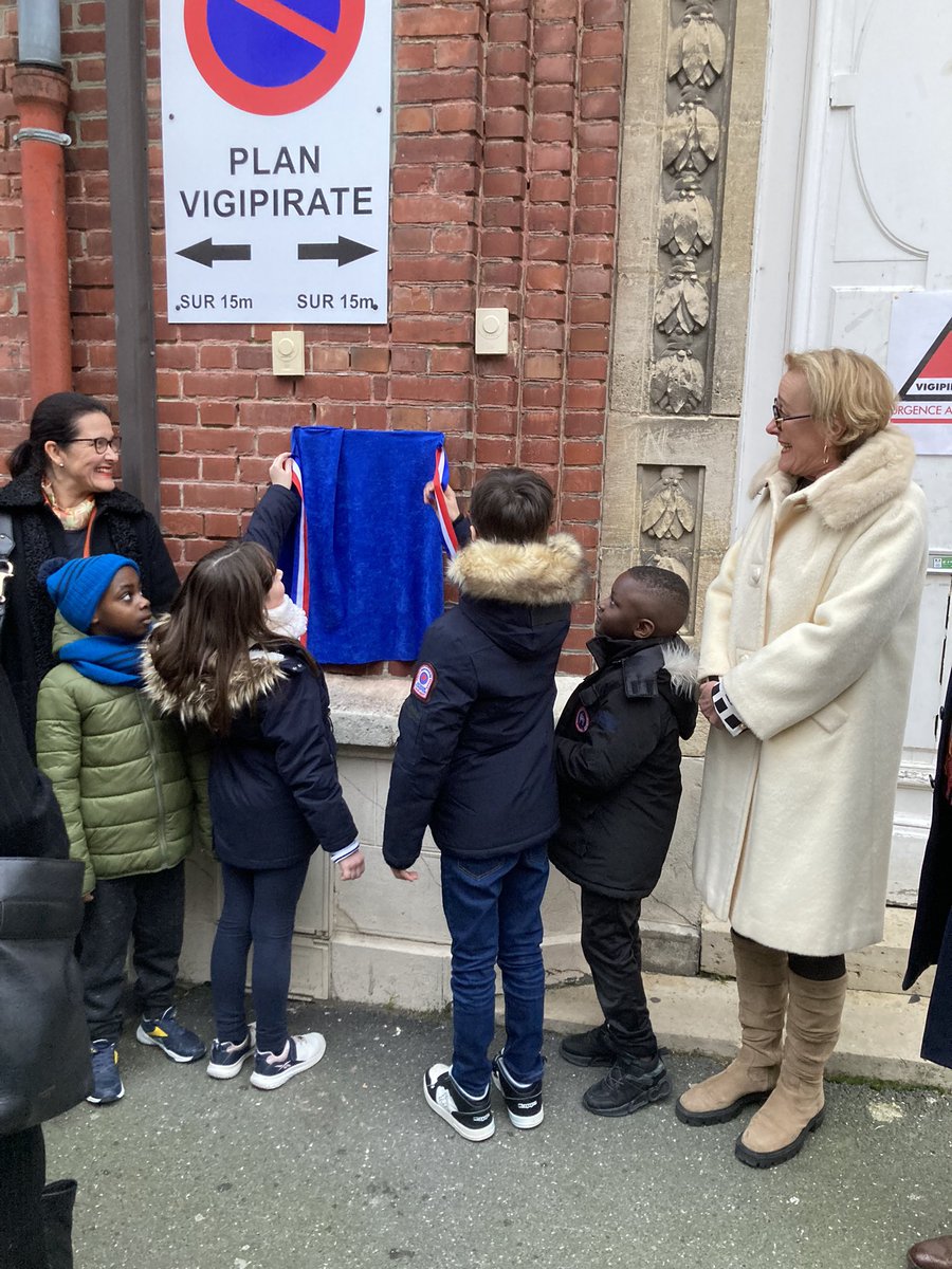 DSDEN_Aisne's tweet photo. Inauguration des locaux de la circonscription de Saint Quentin nord en présence de @MacarezF @Prefet02 @DSDEN60 @SingerVdeV : un lieu accueillant pour les enseignants, les directeurs, les familles de l’école de la République et un lieu de travail pour l’équipe de circonscription https://t.co/WYskMcOAbo