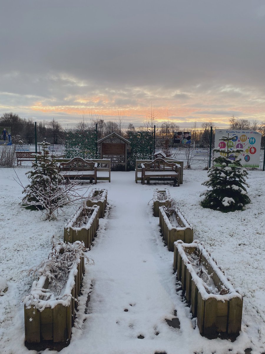 stmichaelscps's tweet photo. ⛄️ It’s a winter wonderland this morning in school ❄️ https://t.co/xIo7pBb71B
