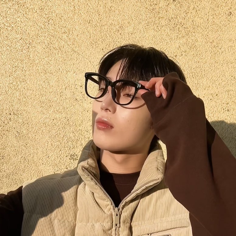 ksnmura's tweet photo. sunoo in specs while the sunlight warm upon his face &amp; brown eyes https://t.co/9GXvie1tND