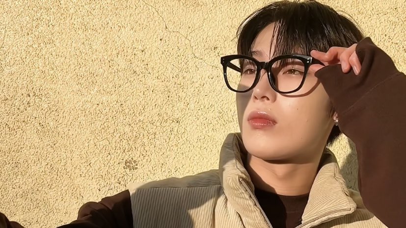 ksnmura's tweet photo. sunoo in specs while the sunlight warm upon his face &amp; brown eyes https://t.co/9GXvie1tND