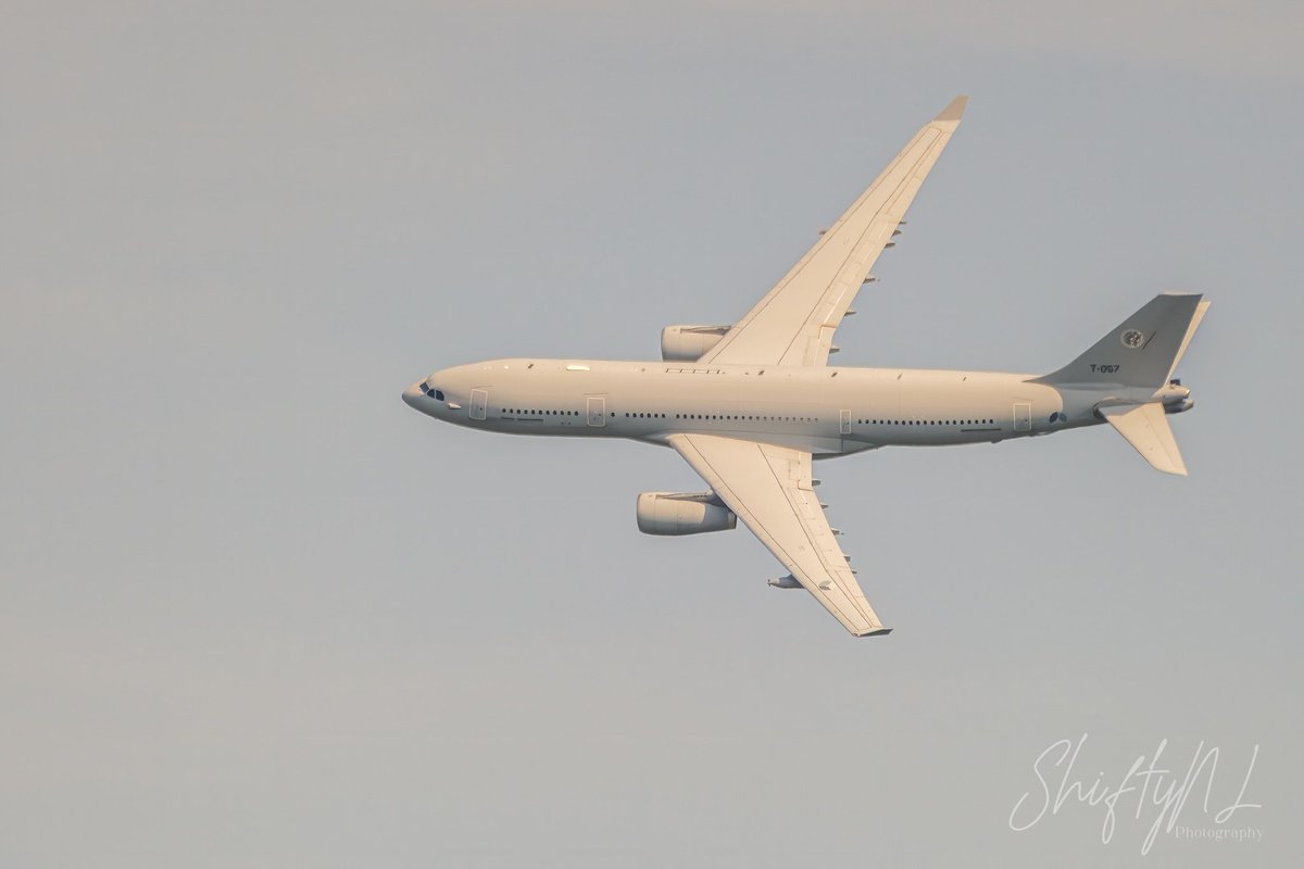 Making a large left turn. . #a330mrtt #dutchairforce #airforce #aviation #airshow #plane #fujifilmxh2 #fujinon100400