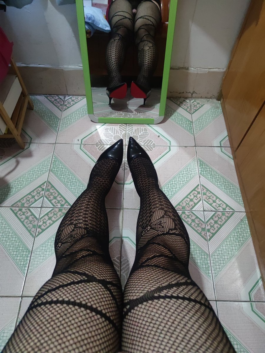 腿腿好像又粗了，好想可以瘦瘦的出门逛街呀～
#sissy #伪娘 #男の娘 #丝袜高跟