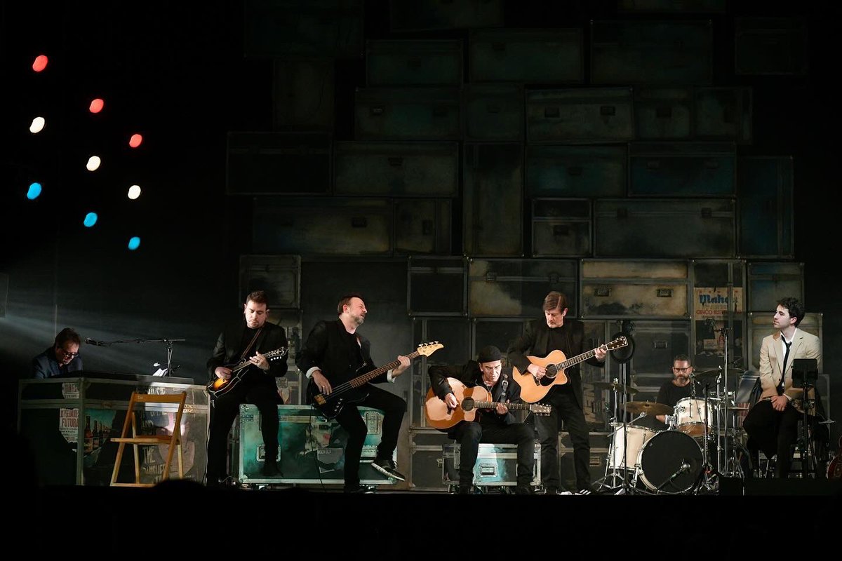 los_secretos's tweet photo. Todavía con la resaca emocional de ayer… gracias Madrid! Gracias por acompañarnos en la noche de estreno de A tu lado.

#lossecretosatulado https://t.co/rYREeN1NPU