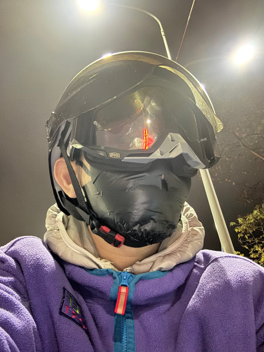 嘿嘿，就“戴”这个口罩骑车出门叭😬
（路上的人都在奇怪，俺的口罩这么奇怪。其实就是用胶带封嘴做成口罩的样子而已🤐