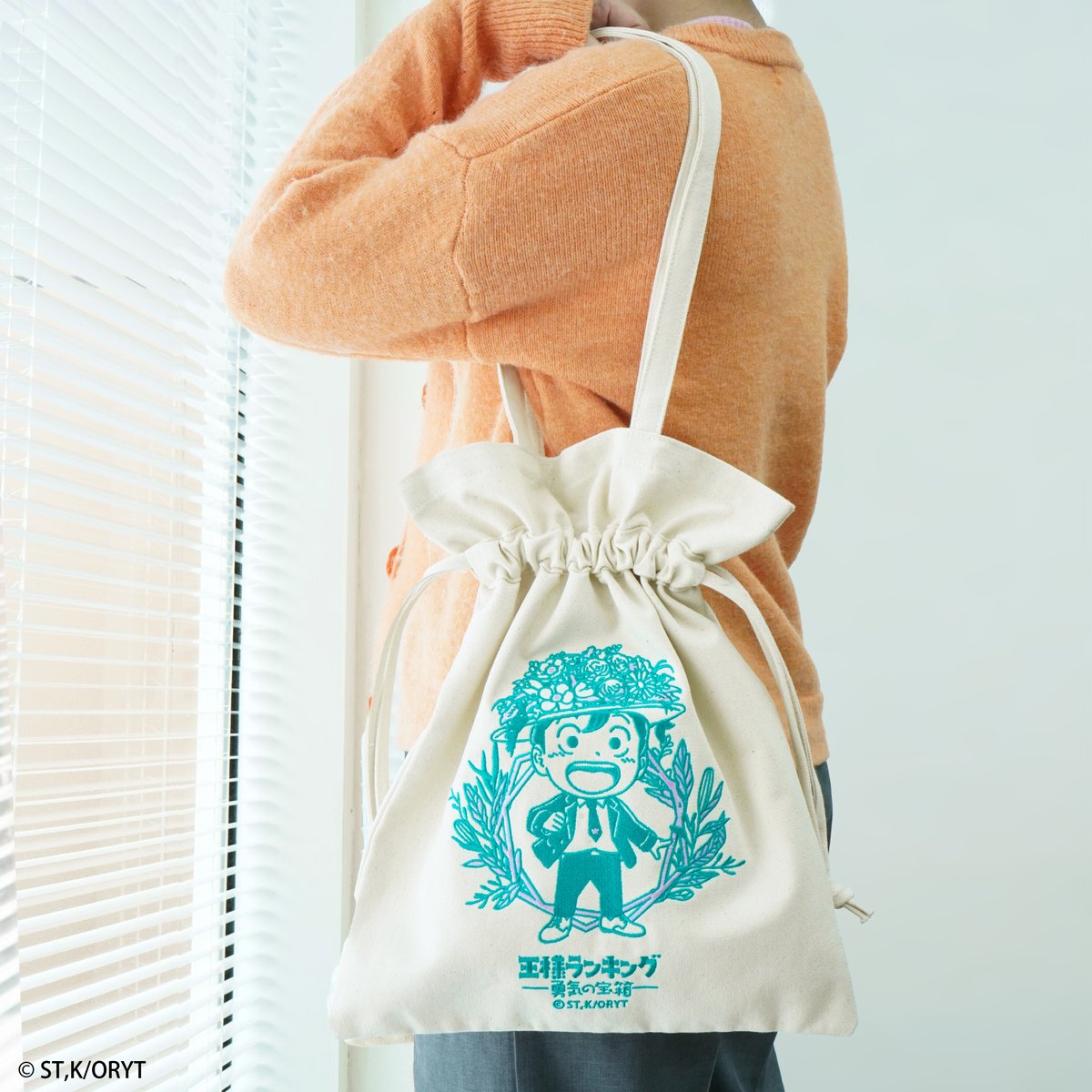 APT_store's tweet photo. ✨👑『TVアニメ「王様ランキング 勇気の宝箱」新グッズ紹介👑✨

新衣装の大きな刺繍が超レア✨
「刺繍入り巾着トートバッグ」〈全2種〉

緑と紫の刺繍が大人っぽくて可愛いです💚💜

#王様ランキング #京まふ2023 #事後通販 https://t.co/sUDwQSFvVE