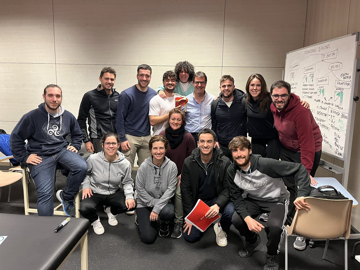Fisioinquiet's tweet photo. Nova Formació d'Espatlla, la primera del 2024,en aquesta ocasió en @EUSES_Oficial 10Edició,molt content com ha anat.Resolució de casos,tractant pacients reals i compartint coneixements i experiències. #formacion #fentamics #compartint #aprenent #ensenyant #cursohombrolluispuig https://t.co/7uMgar6dON