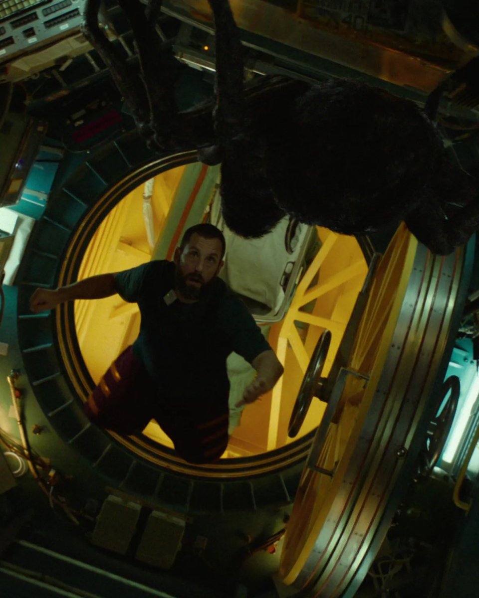 Il_Nerdastro's tweet photo. Solo, ai confini dell'Universo.
Solo? Forse no: il 1° Marzo, arriverà su Netflix #Spaceman, film tra Dramma e Sci-Fi, diretto da Johan Renck (Chernobyl) e con protagonista #AdamSandler (1/2)
TRAILER: https://t.co/Fh3EfPwvKL
Dal romanzo di Jaroslav Kalfař.
#SpacemanNetflix #Cinema https://t.co/xHlMqxsMjR